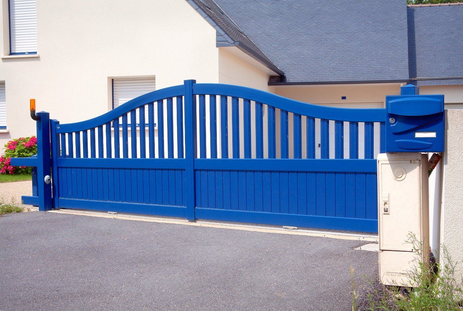 Cancello automatico blu