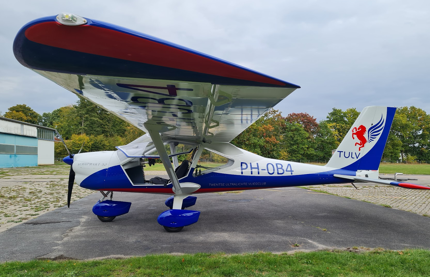 PH-0B4 voor de hangaar