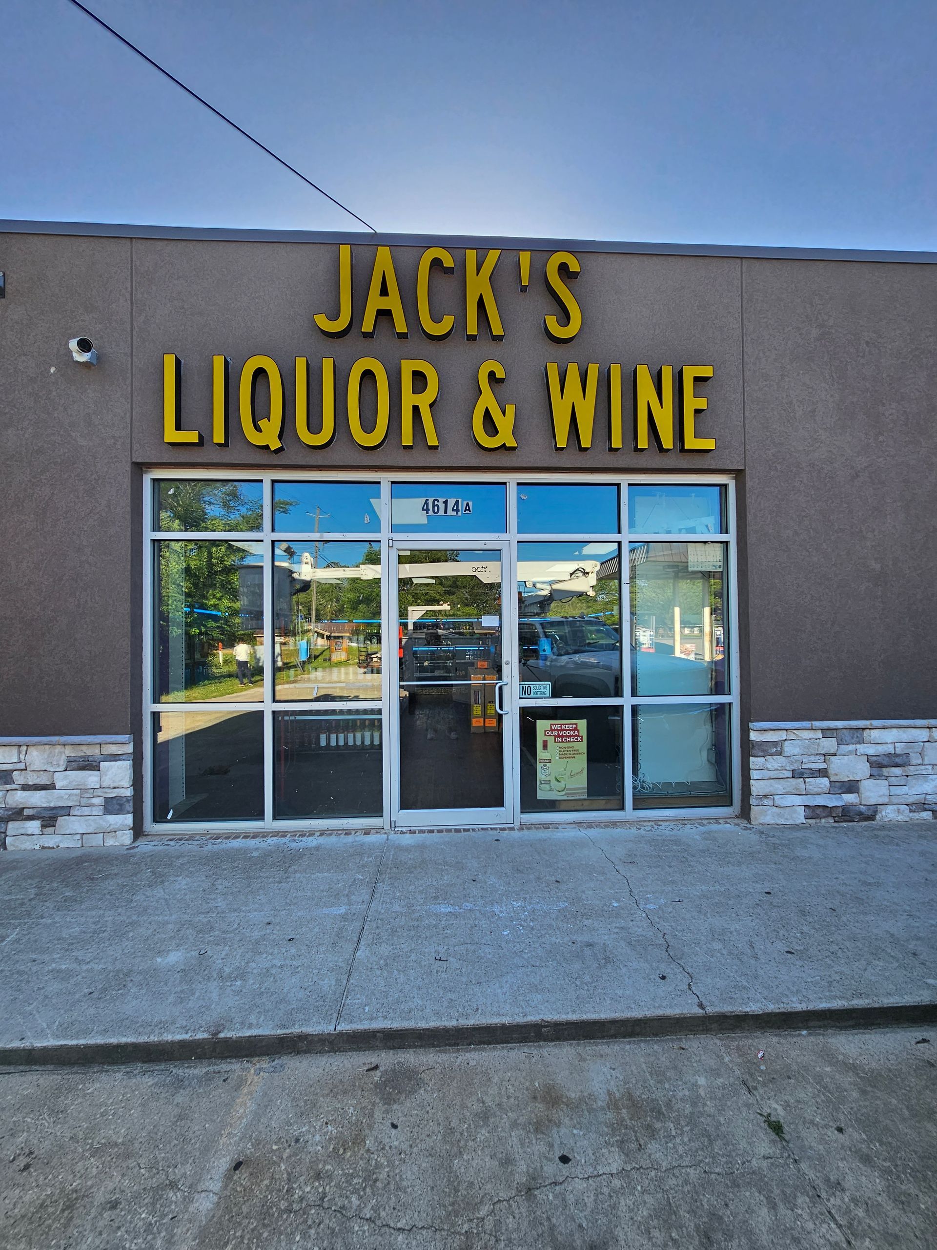 A liquor store called jack 's liquor & wine
