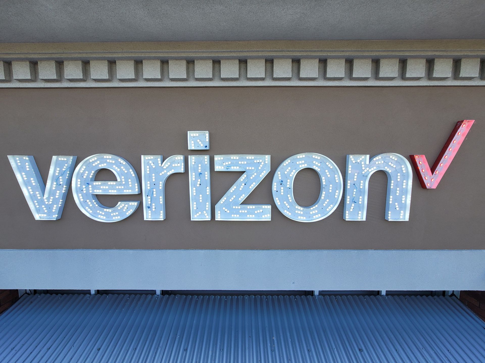 A verizon sign that is on a wall