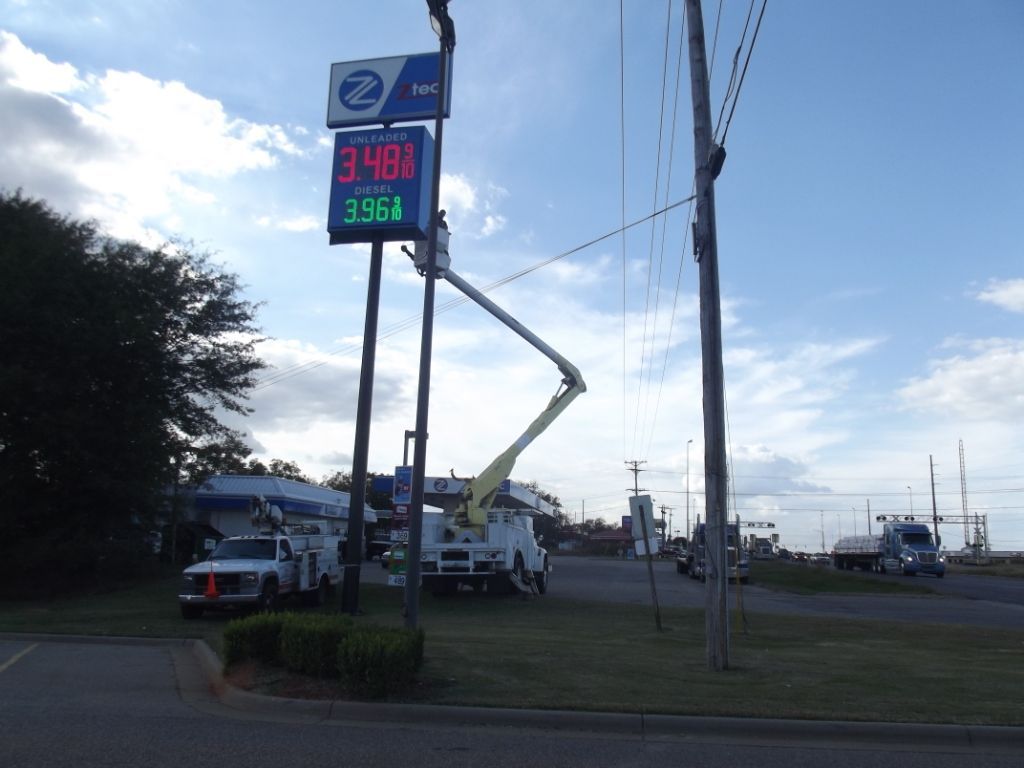 A gas station with a sign that says 3.48