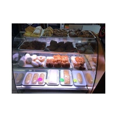 Una vetrina piena di vari tipi di dolci e pane.