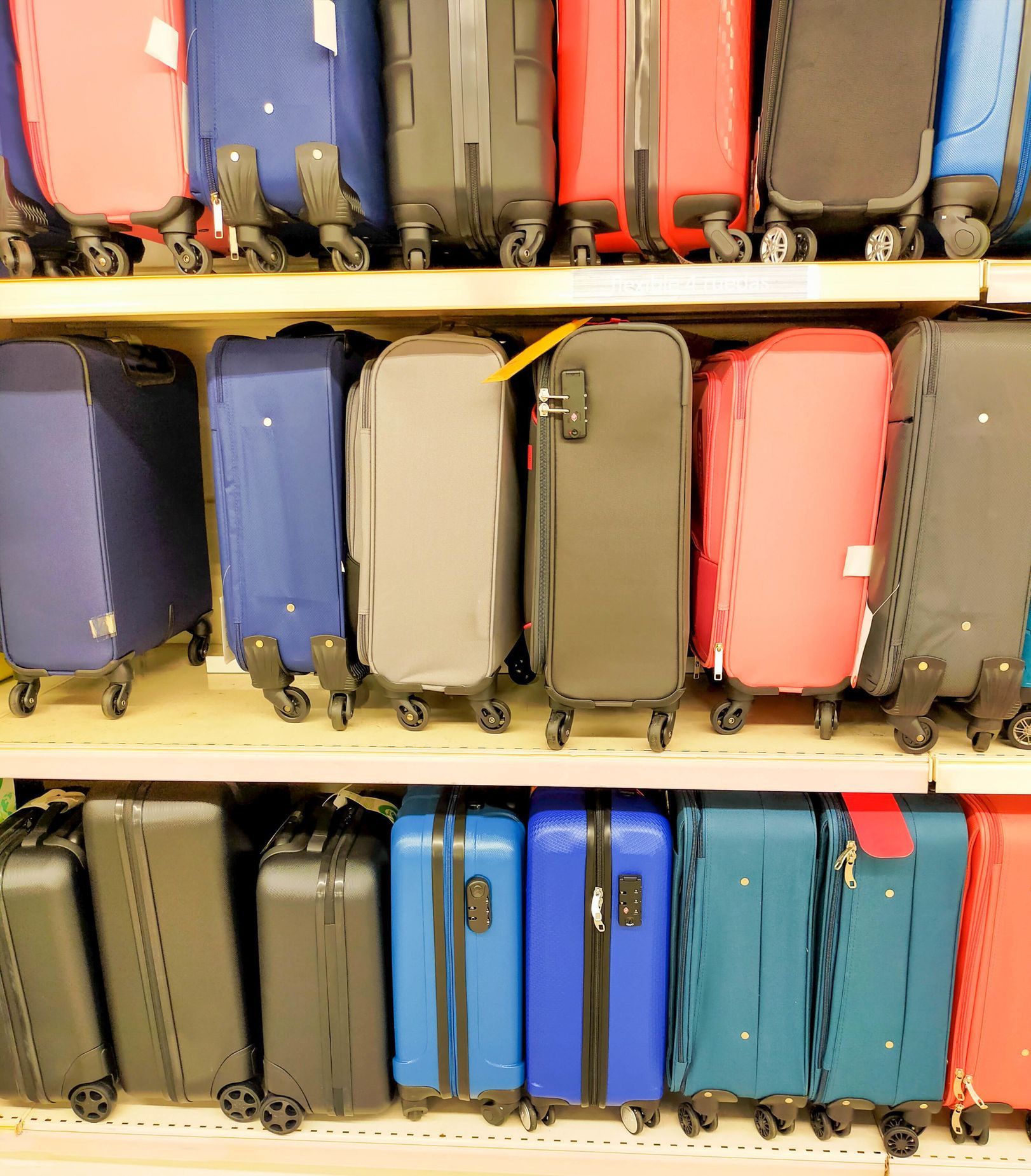 Un mucchio di bagagli è allineato su uno scaffale