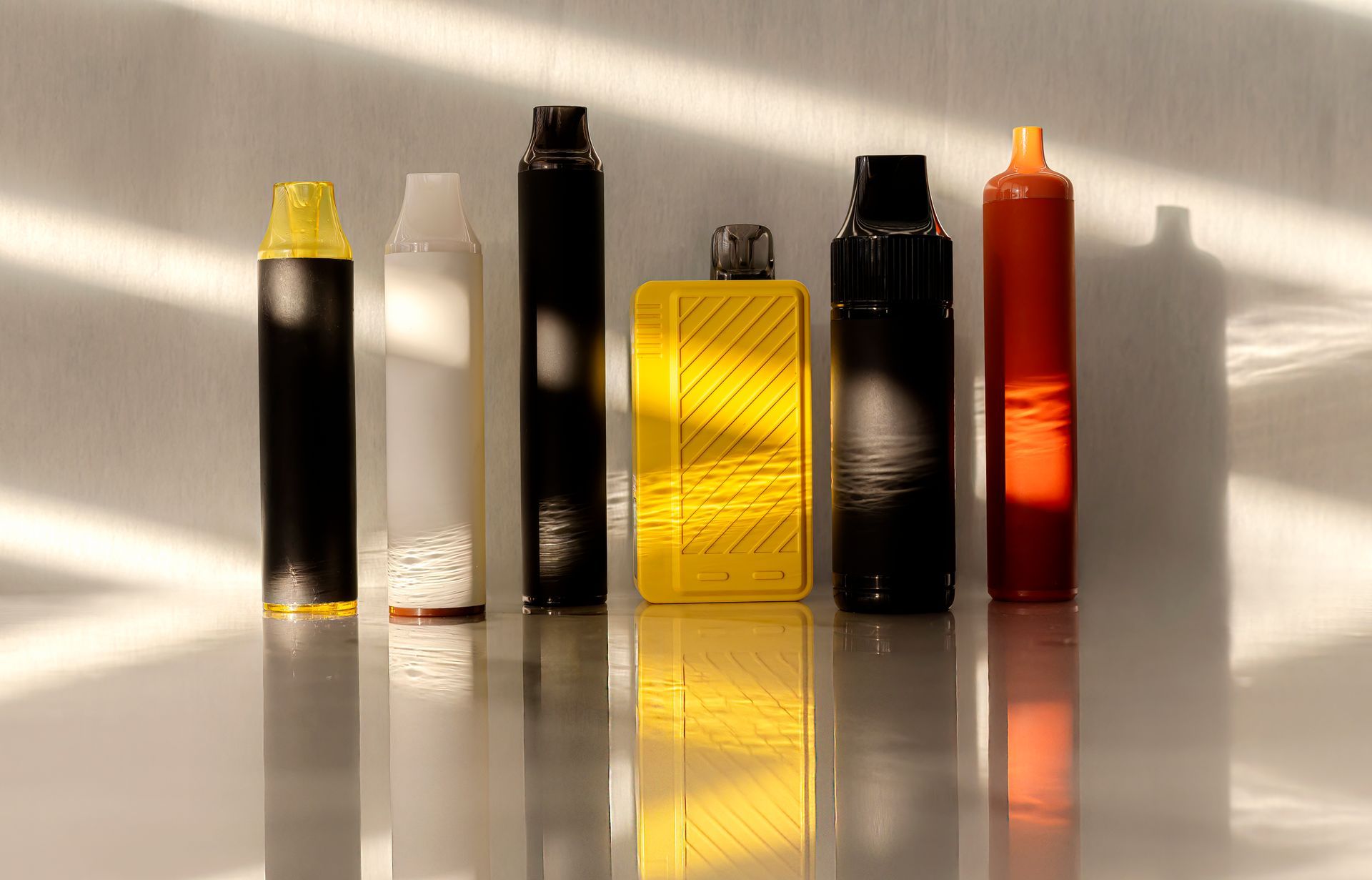 Un gruppo di bottiglie è allineato su un tavolo.