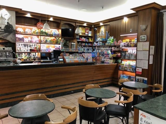 Un ristorante con tavoli e sedie e un cartello che dice e cash