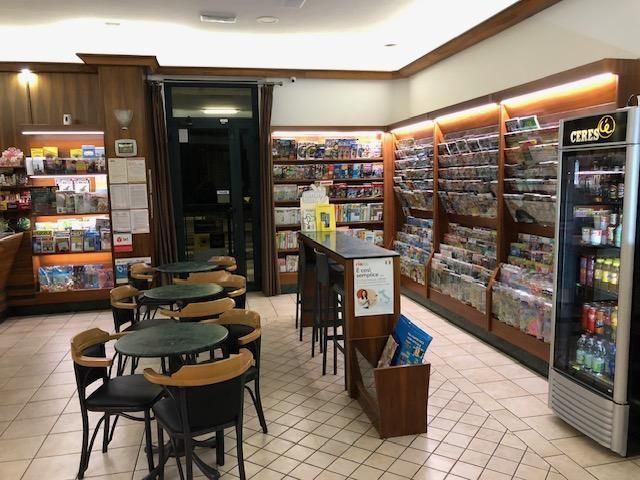 Un negozio con tavoli, sedie e un frigorifero