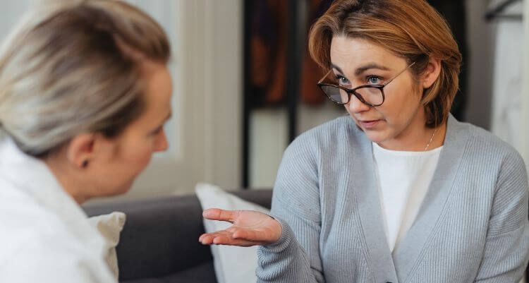 Patientin mit Multiple Sklerose in einem Gespräch bei Physiotherapie Poelmann aus Papenburg.