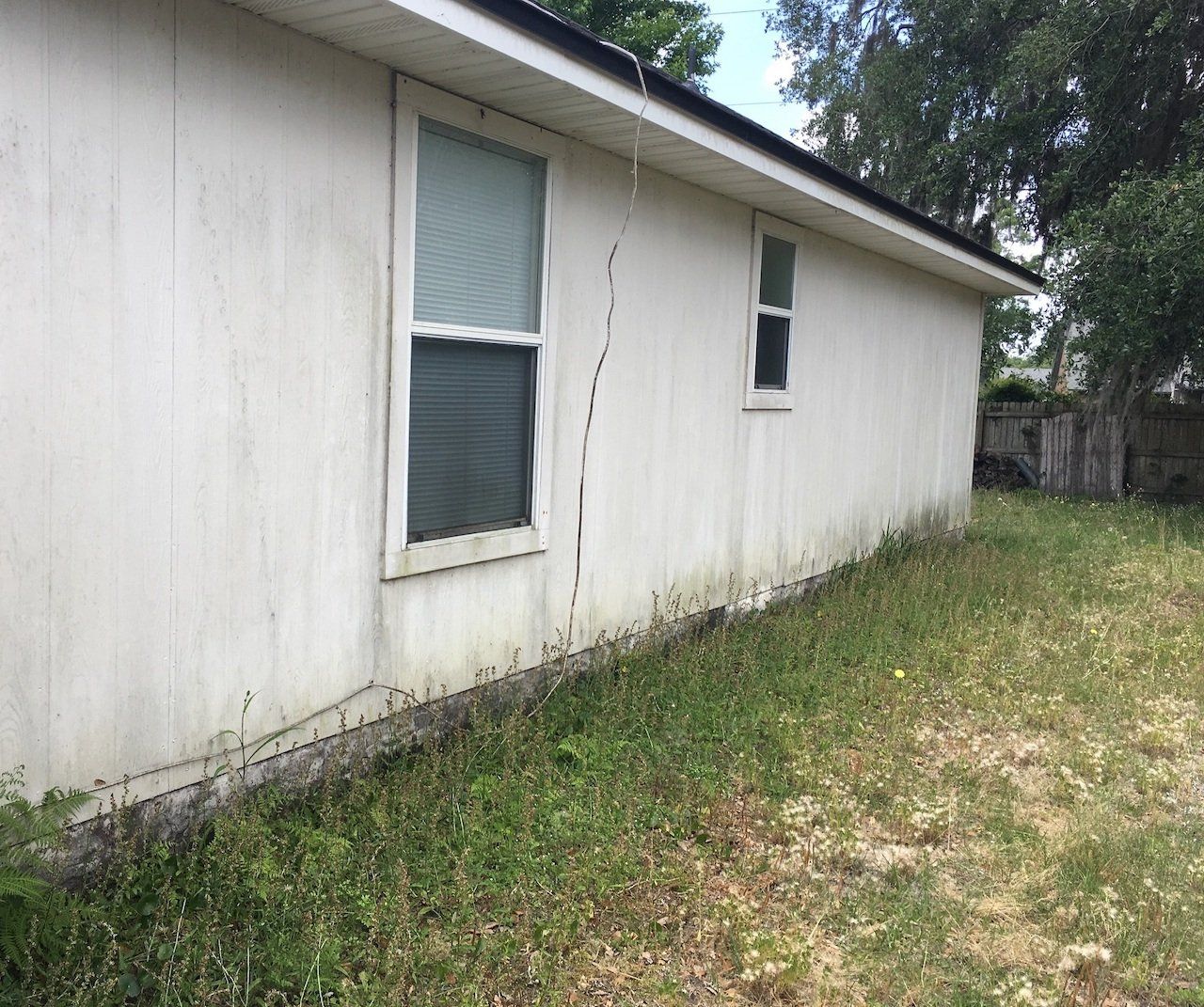 Stewart Pressure Cleaning Before pressure washing service of white house
