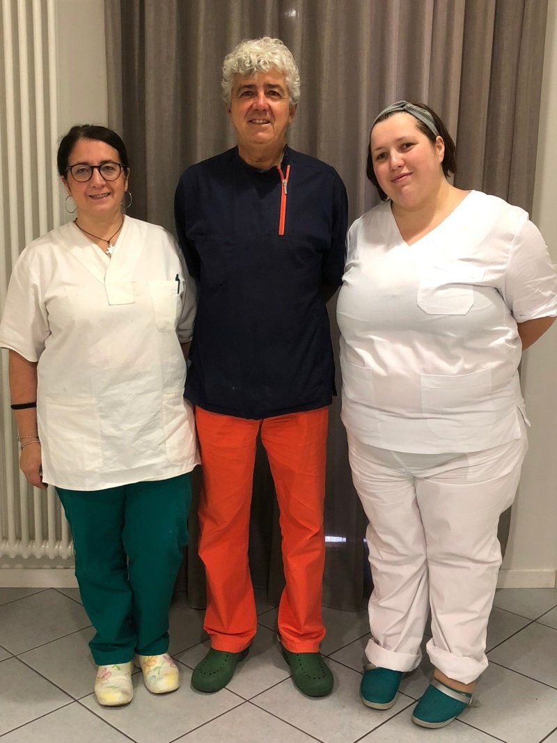 Team di medici e assistenti dentisti