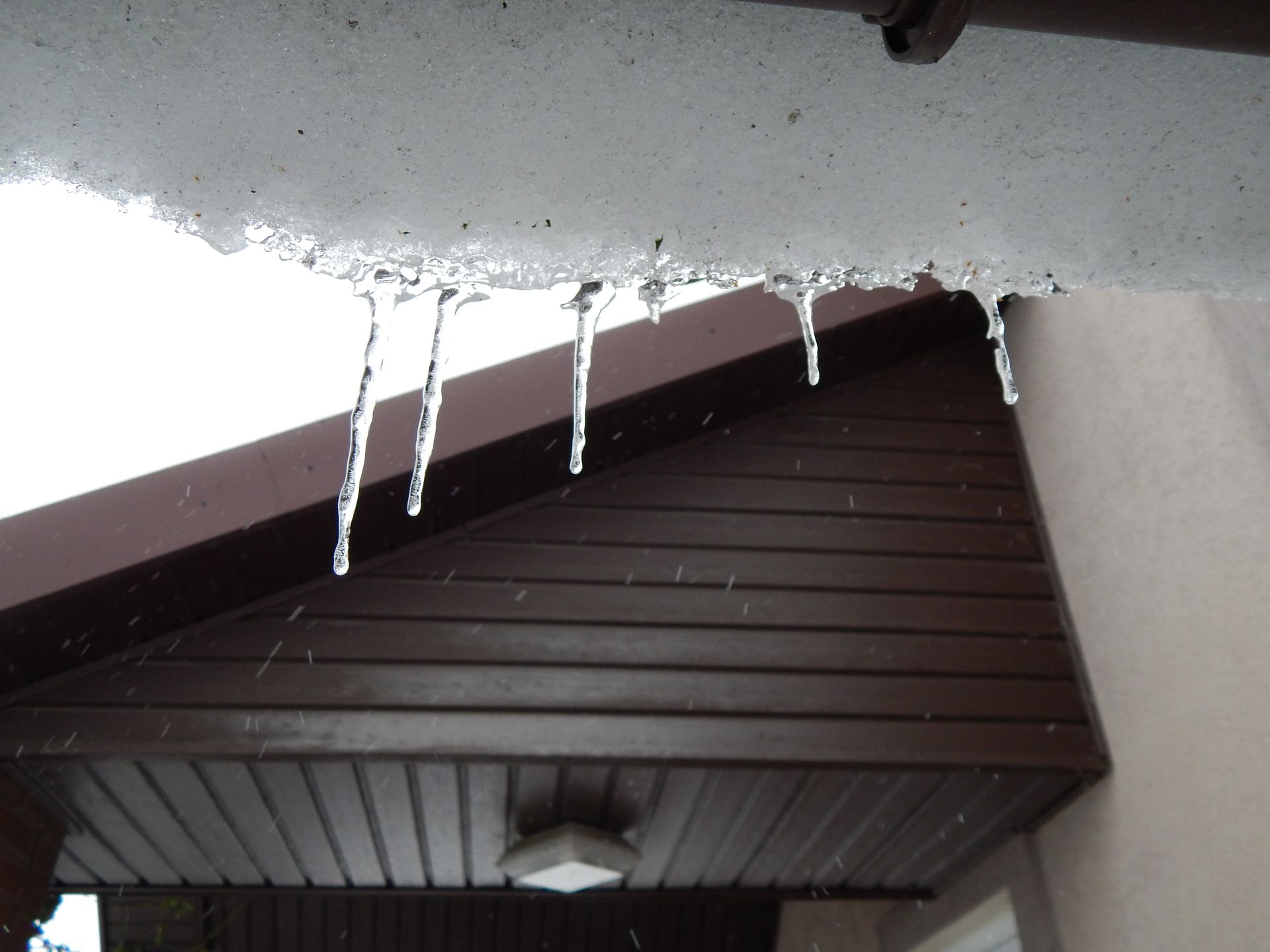 icicles and ice damming