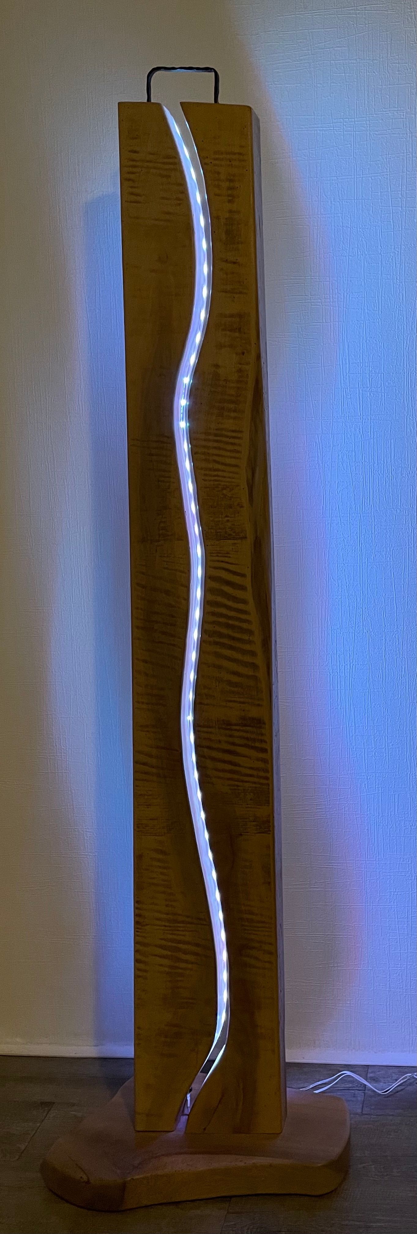Lampe totem en noyer brut 480€