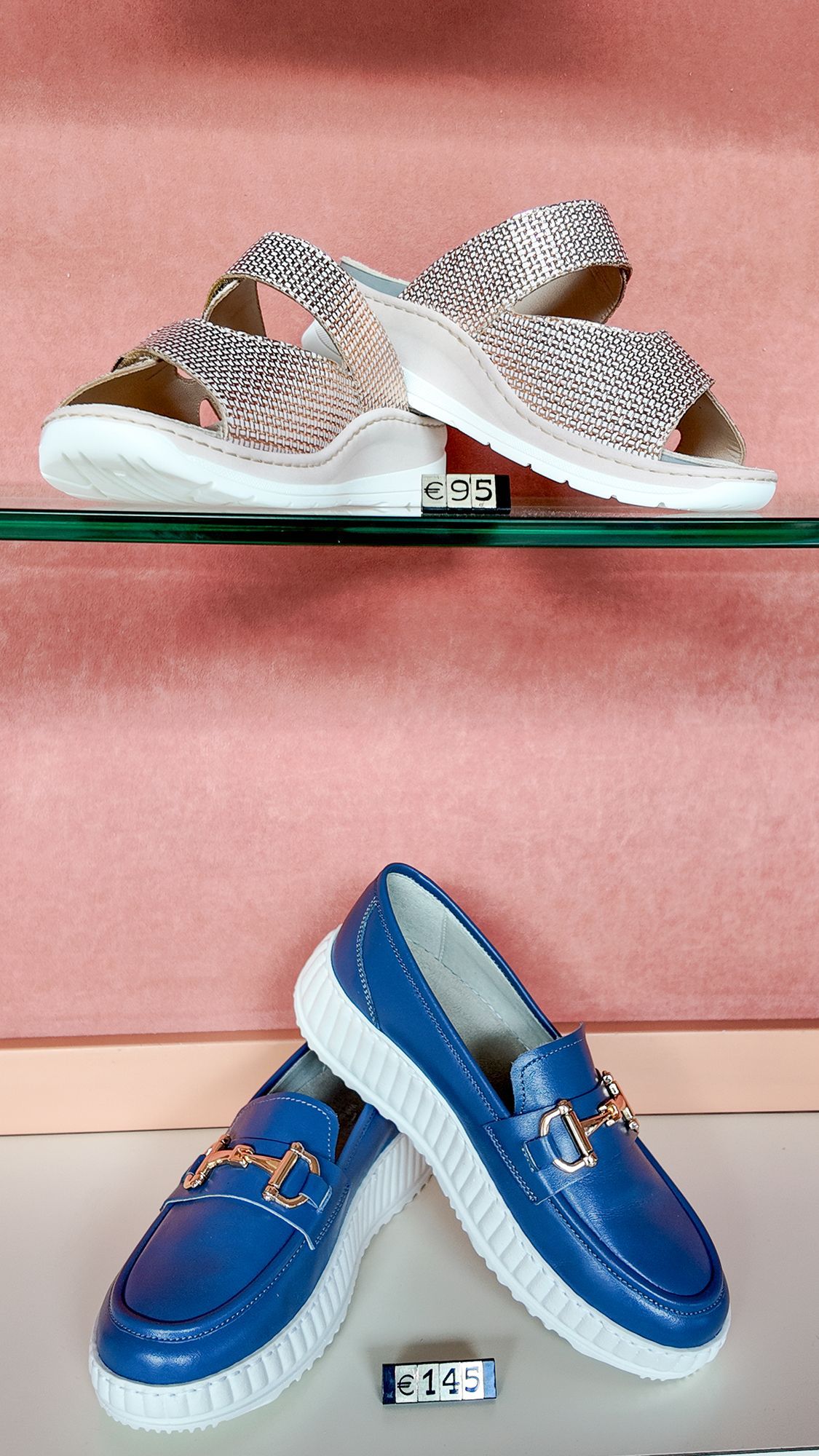 Un paio di sandali gioiello e mocassini blu esposti sullo scaffale.