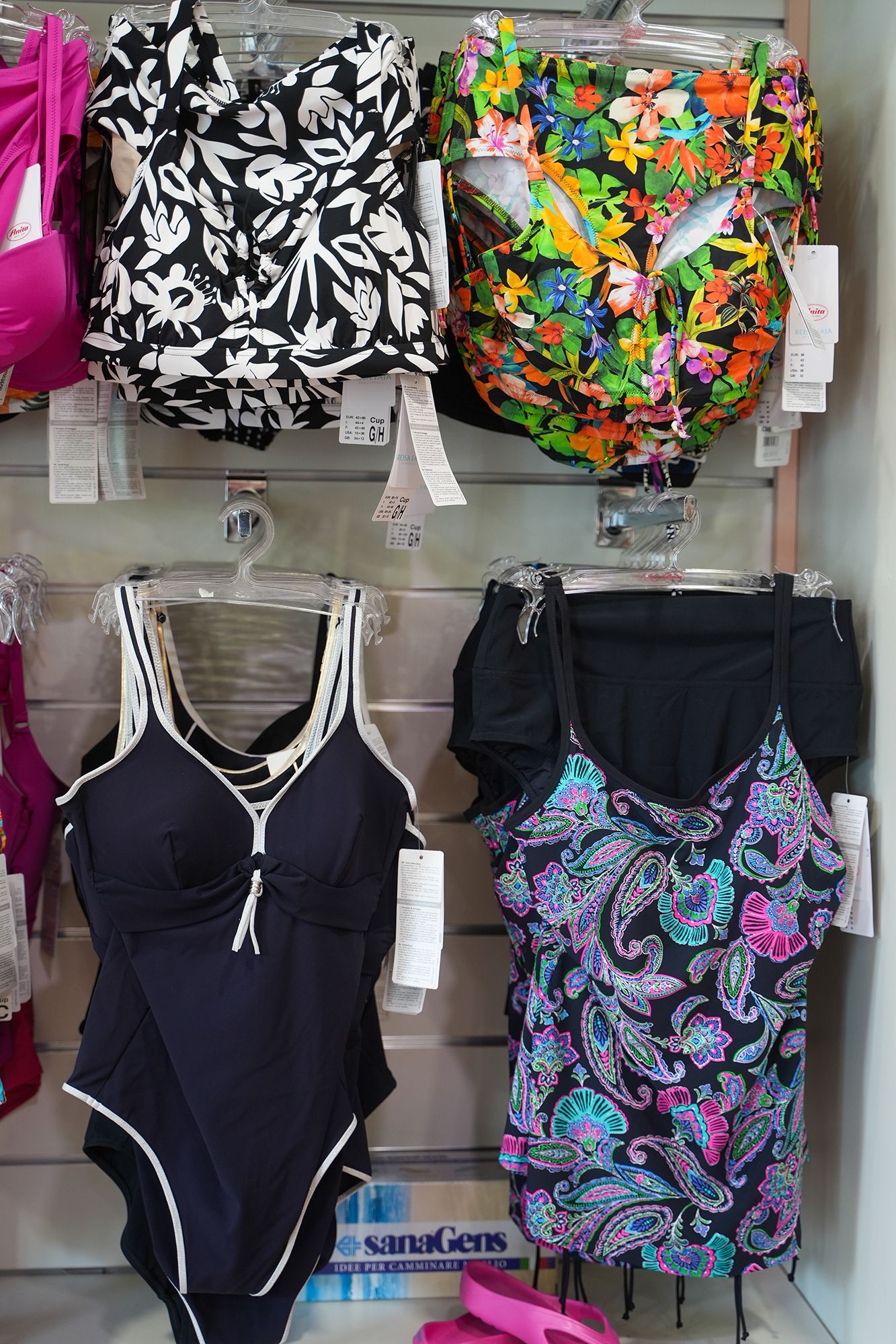 Costumi da bagno in mostra: fantasia in bianco e nero, floreale, costume intero nero e tankini con stampa paisley.