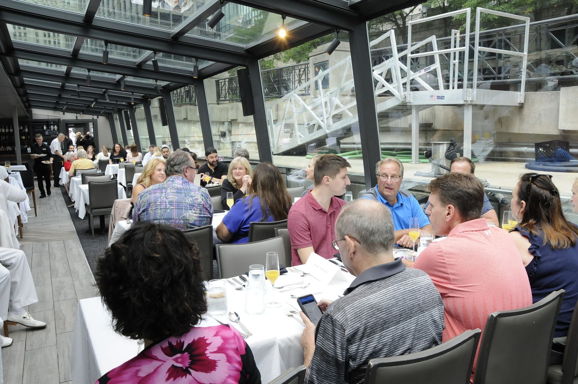 A group of people are sitting at tables in a restaurant.