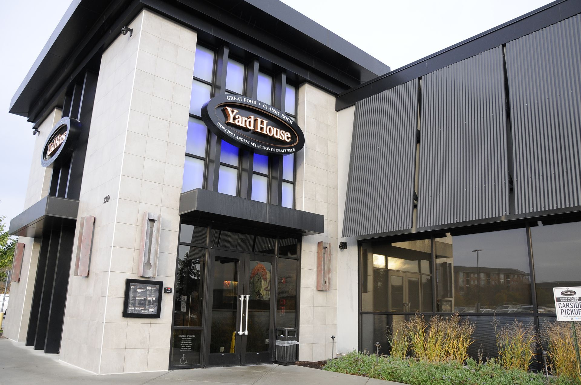 A large building with a sign that says yard house