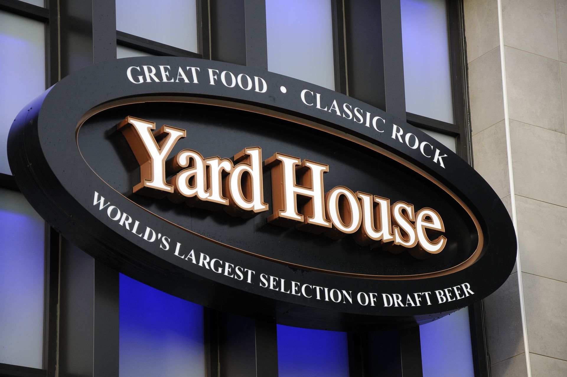 A sign that says yard house on it