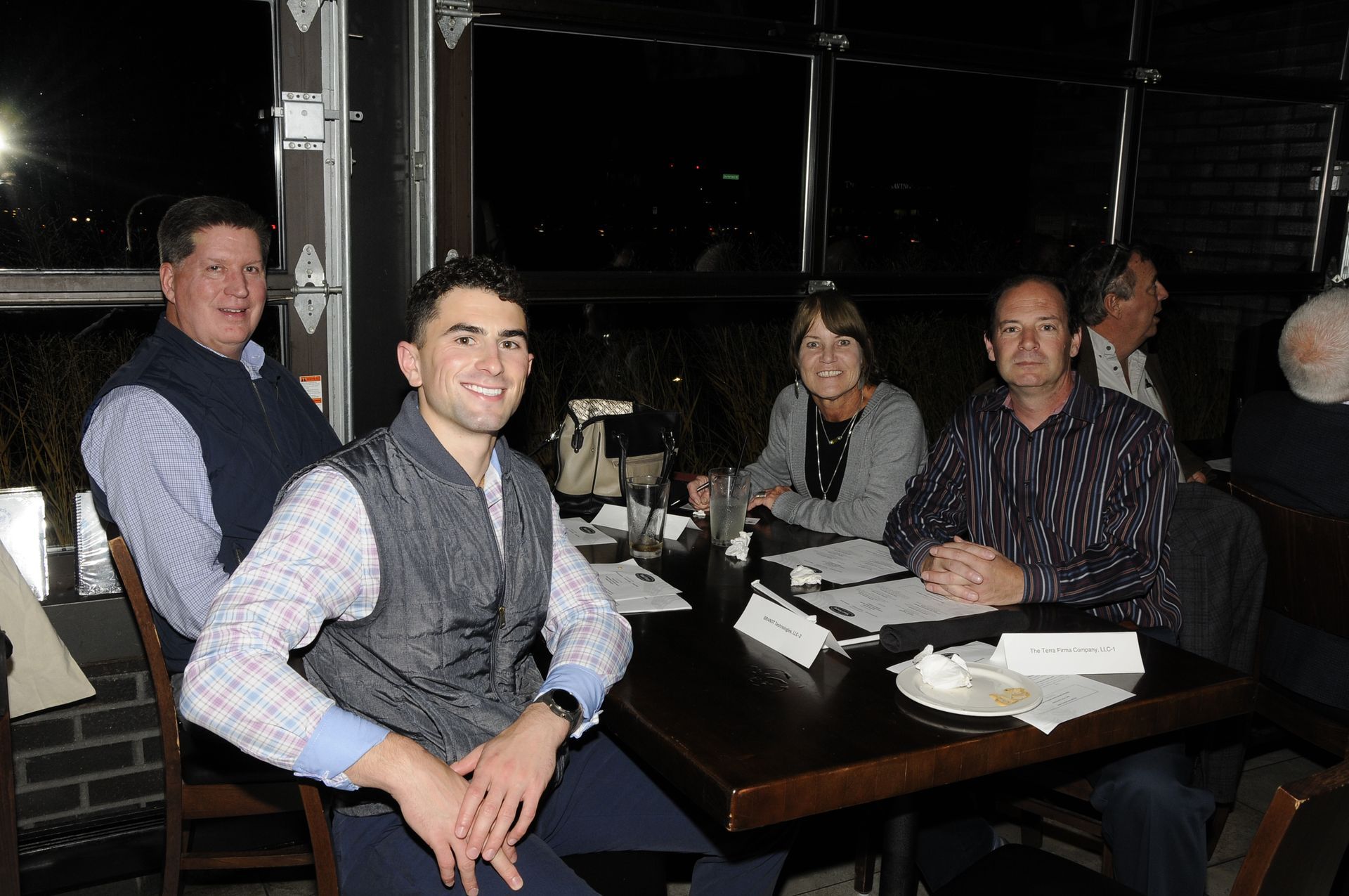 A group of people are sitting at a table in a restaurant