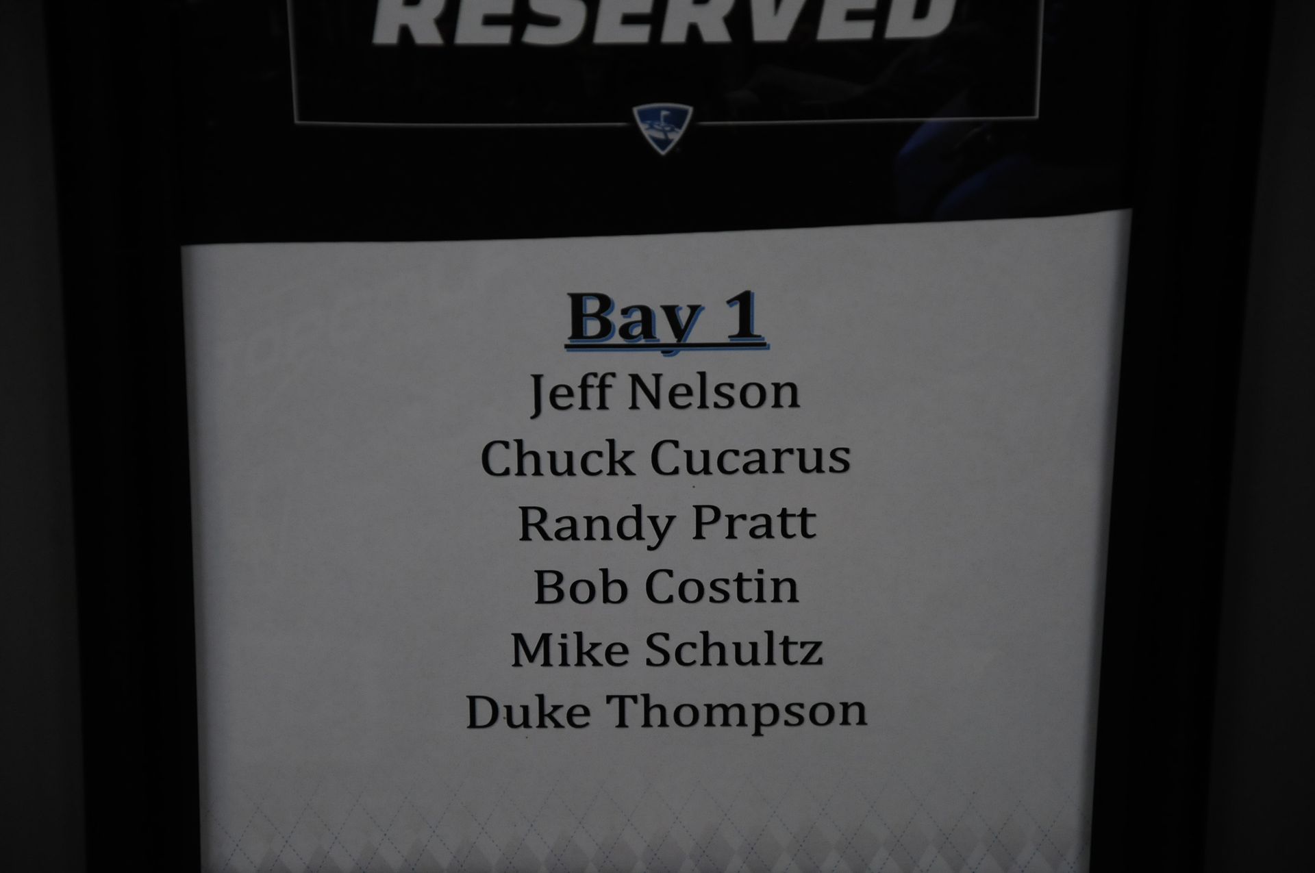 A sign that says bay 1 on it