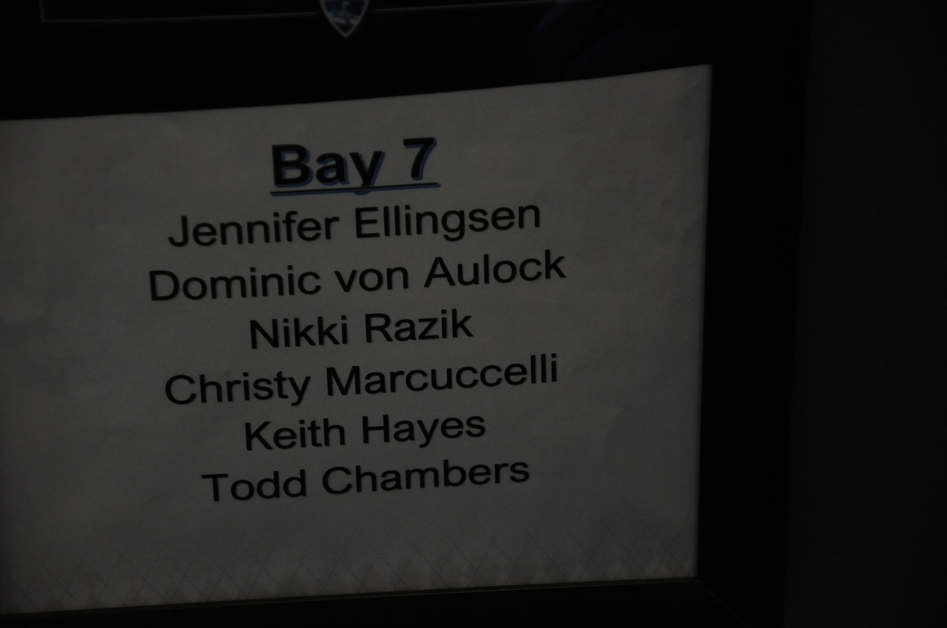 A sign that says bay 7 on it