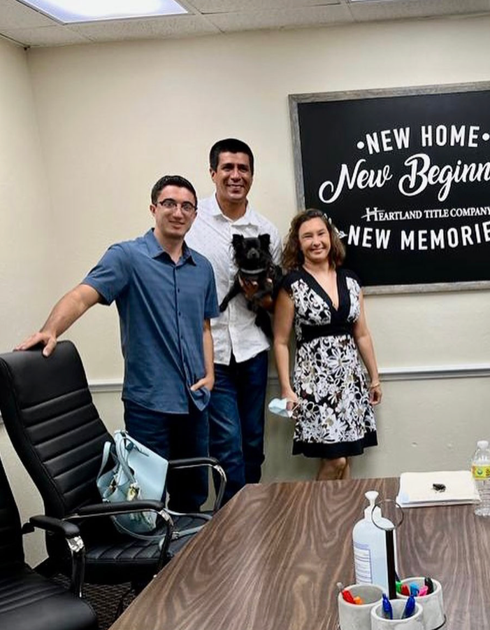 A dining room with a round table and chairs.