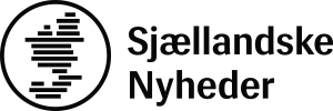 Sjællandske Nyheders logo med sort cirkulært emblem og fed sort tekst på hvid baggrund