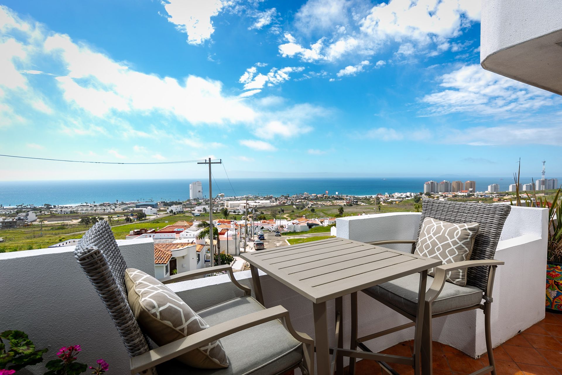 A dining room with a round table and chairs.