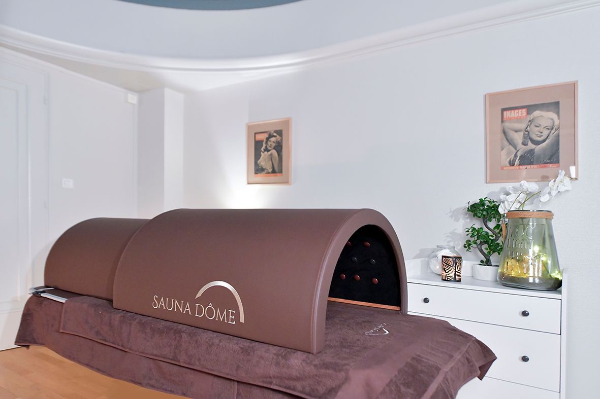 Une chambre avec un lit et un tunnel sur lequel est écrit « zone de détente »