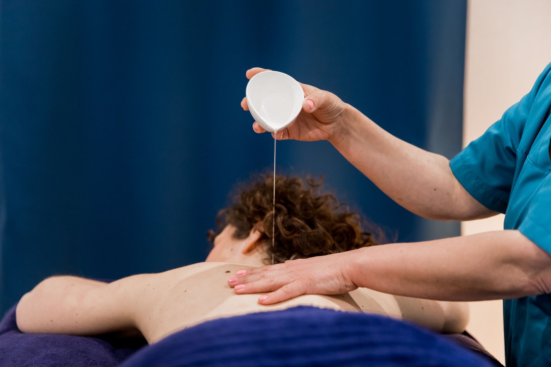 Une femme reçoit un massage d'un massothérapeute.