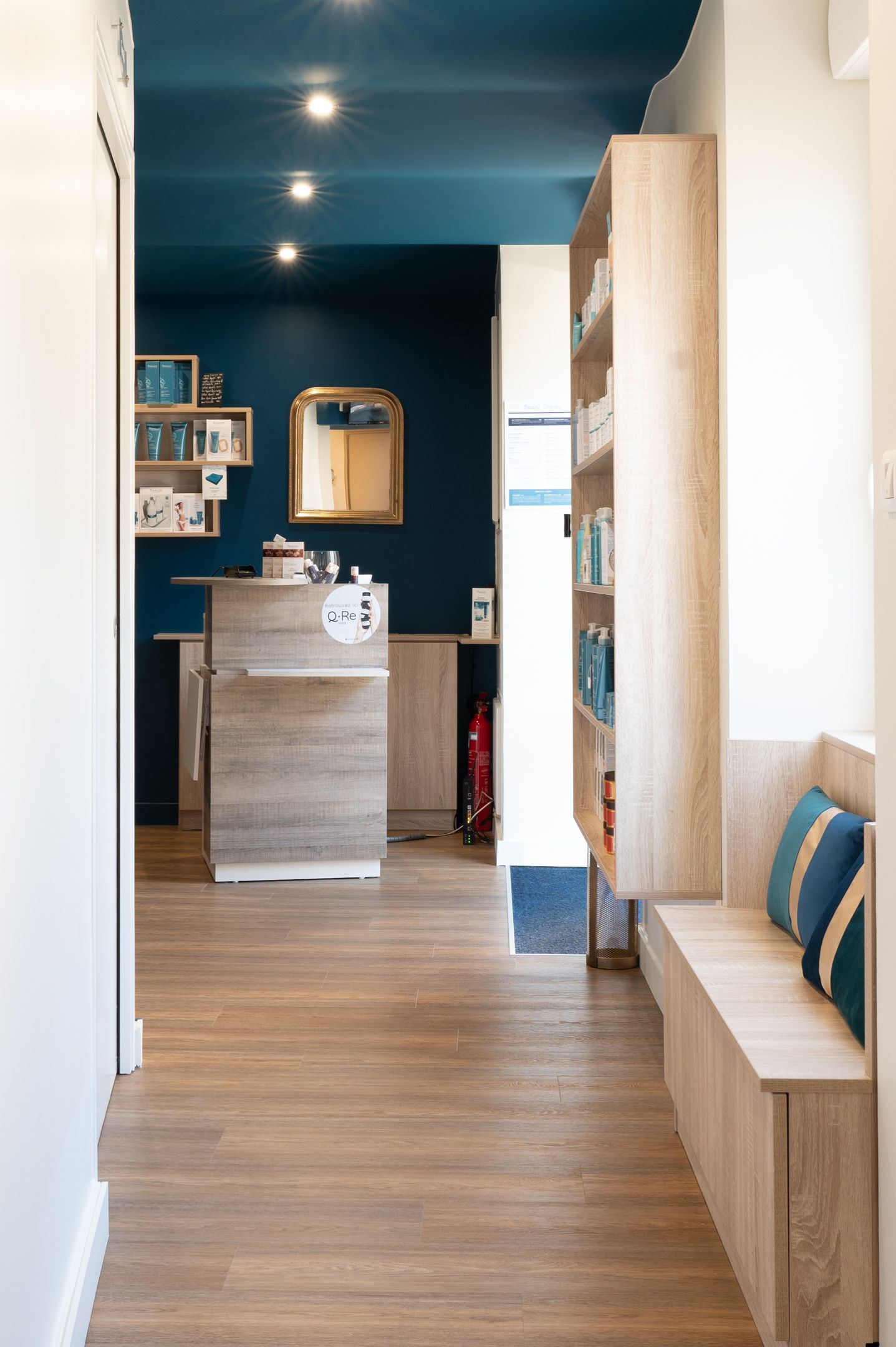 Un couloir avec un banc en bois et un comptoir dans une pièce.