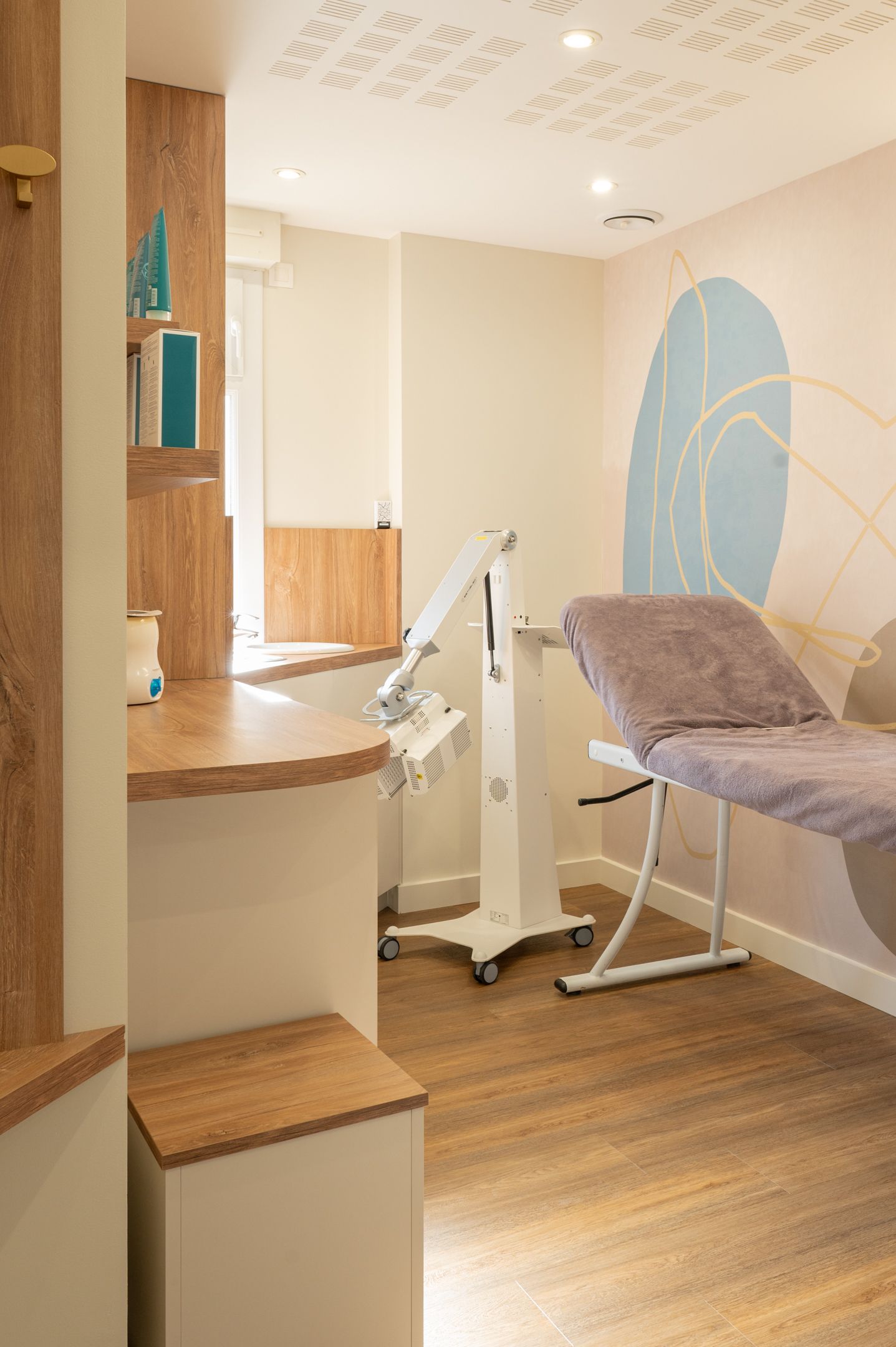 Une pièce avec un lit et une machine à l'intérieur.