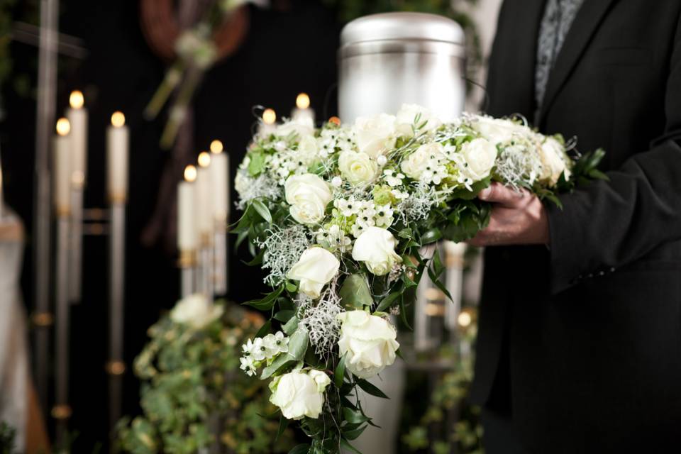 composizione floreale con fiori bianchi per cerimonia funebre