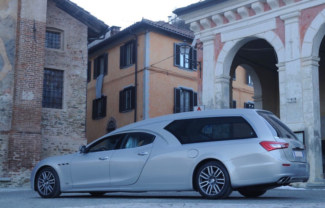 carro funebre bianco