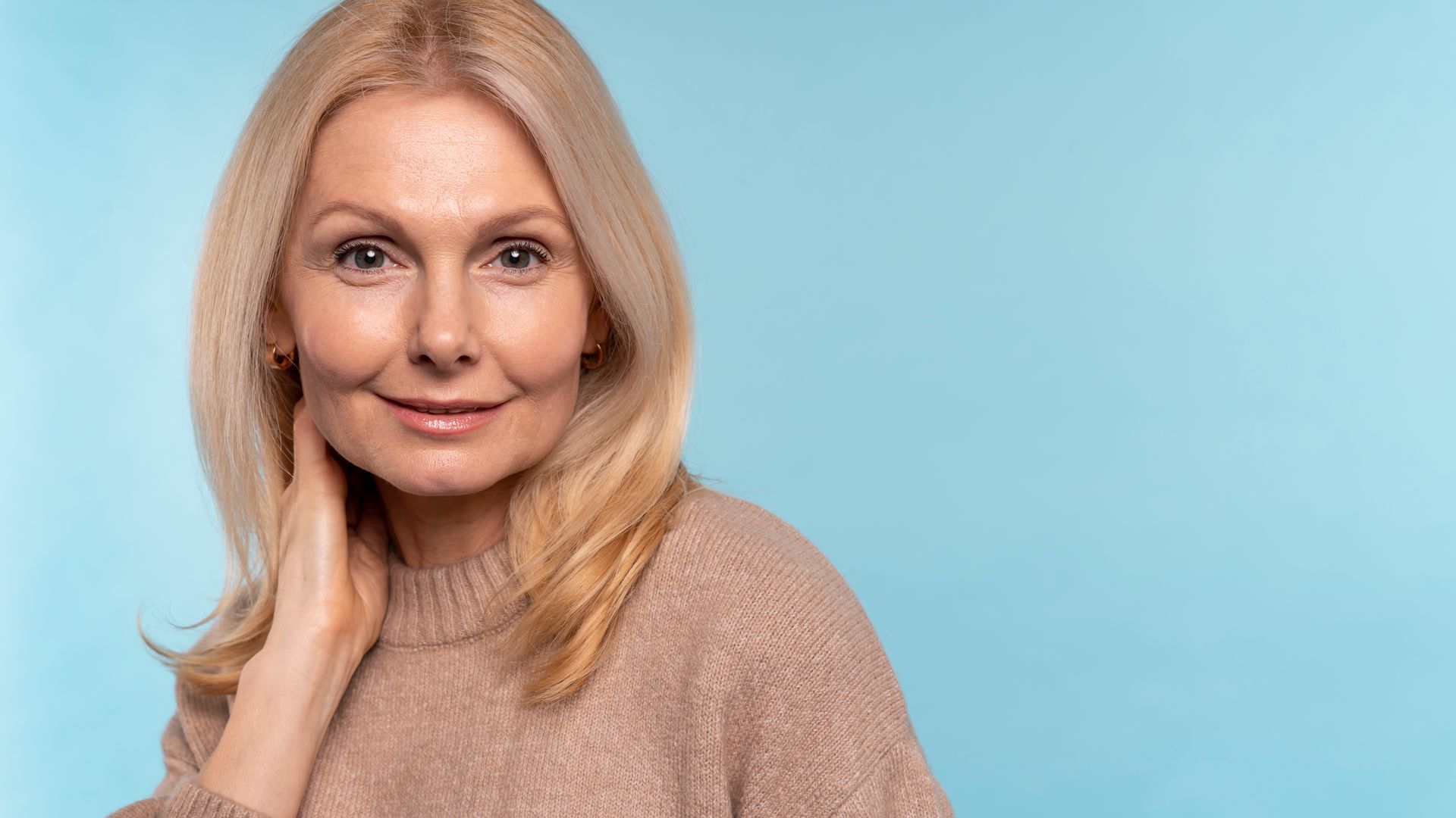 A woman is getting a botox injection in her forehead.