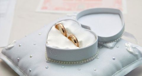 Gold wedding bands and wedding rings in Swansea