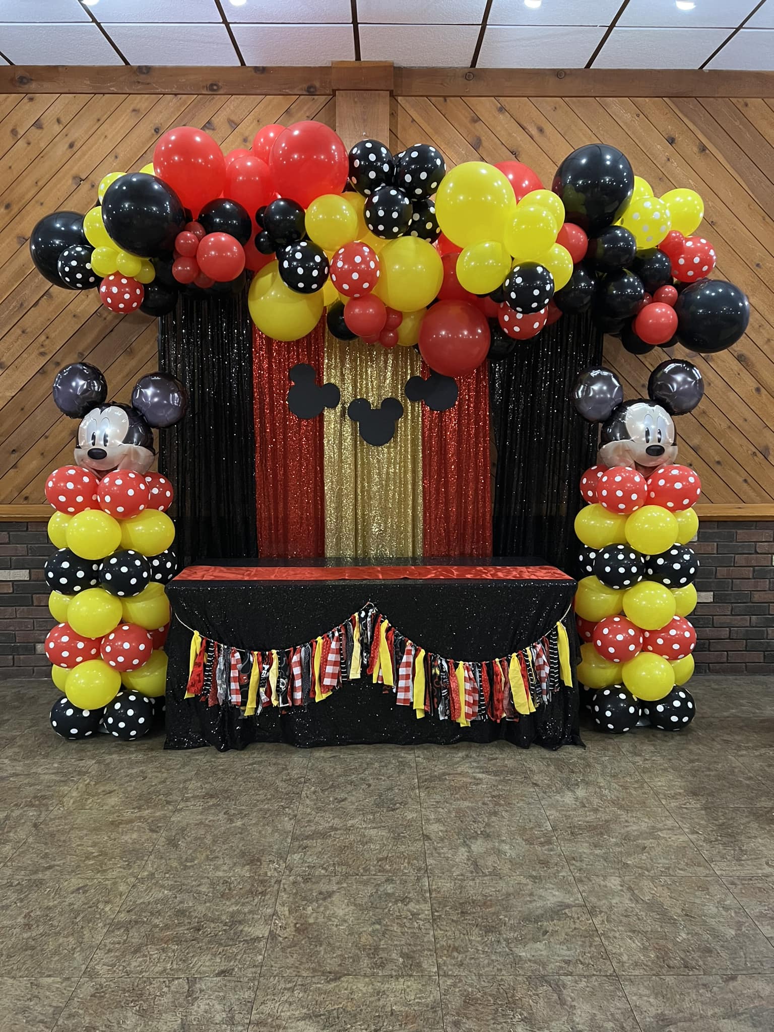 Mickey Mouse top garland and balloon columns