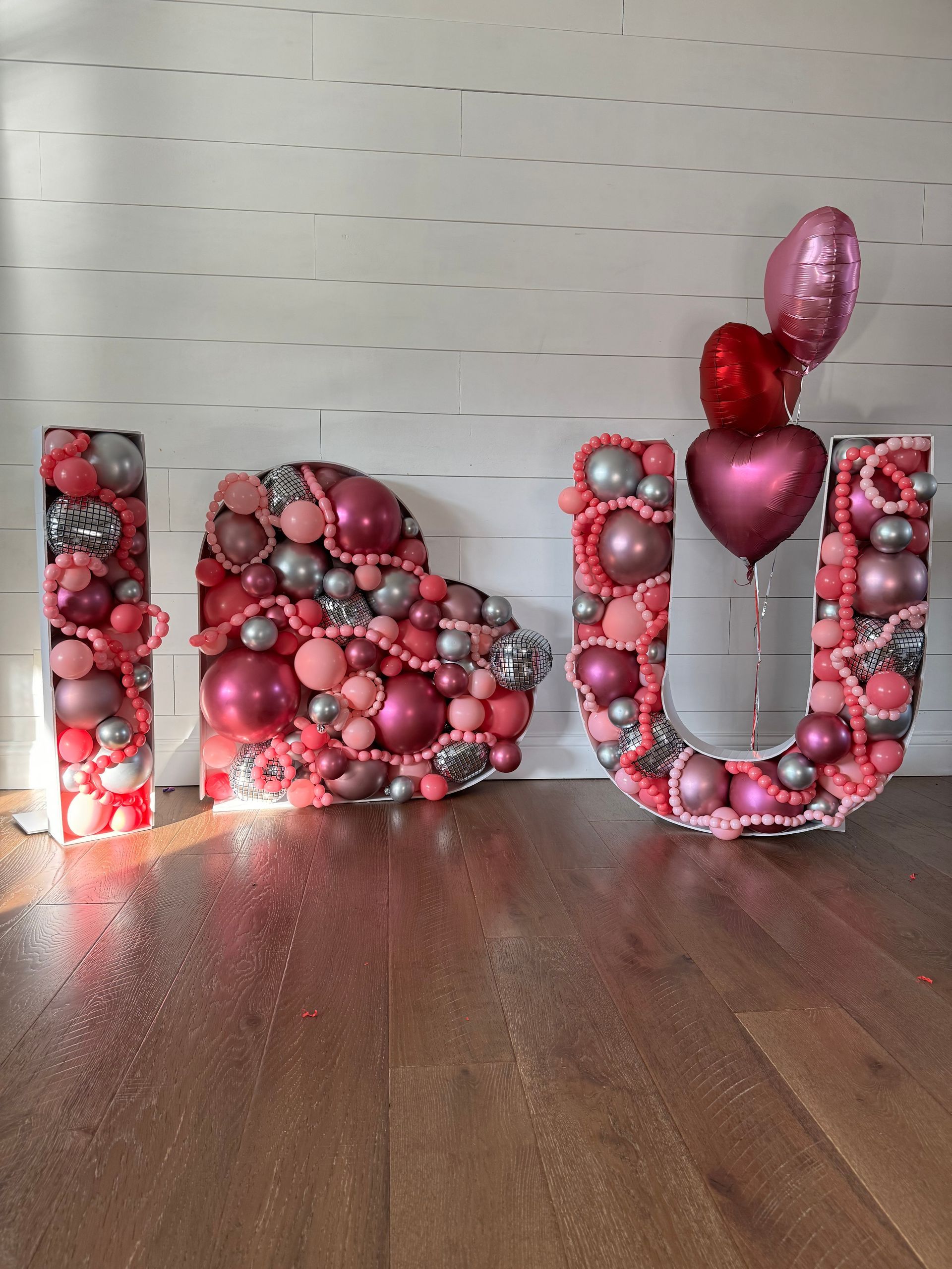 I 'Heart' U Mosaic Balloon Set Up