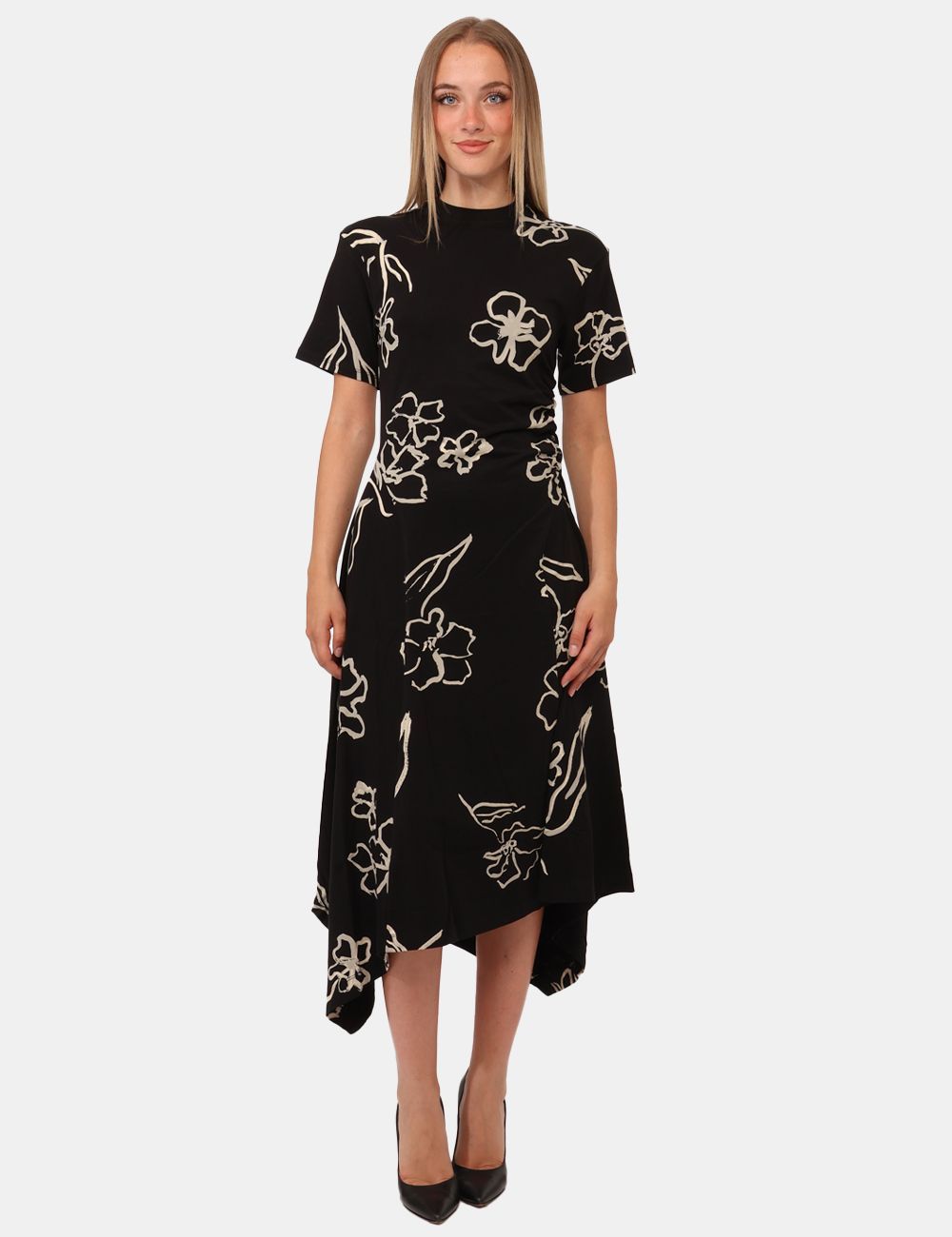 Donna con abito nero con stampa floreale e tacchi.