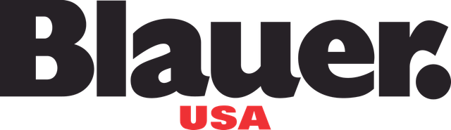 Logo Blauer USA in caratteri neri, con la scritta "USA" in rosso sotto "Blauer".