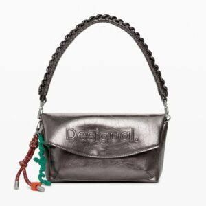 Borsa Desigual grigio metallizzato con manico intrecciato e ciondolo decorativo.