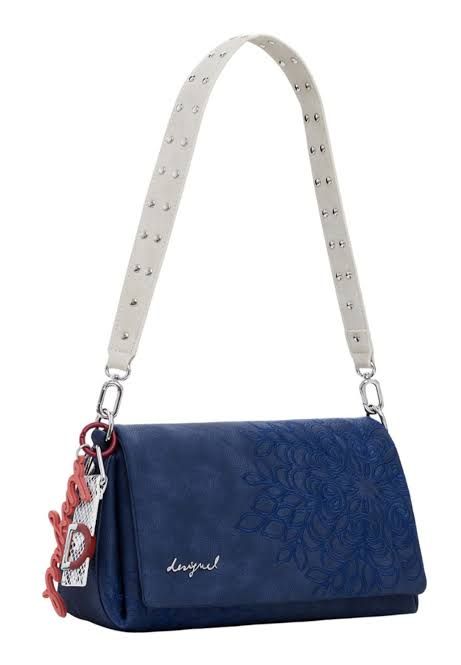 Borsa a tracolla blu navy con motivo floreale e tracolla color crema, impreziosita da dettagli argentati e ciondolo.