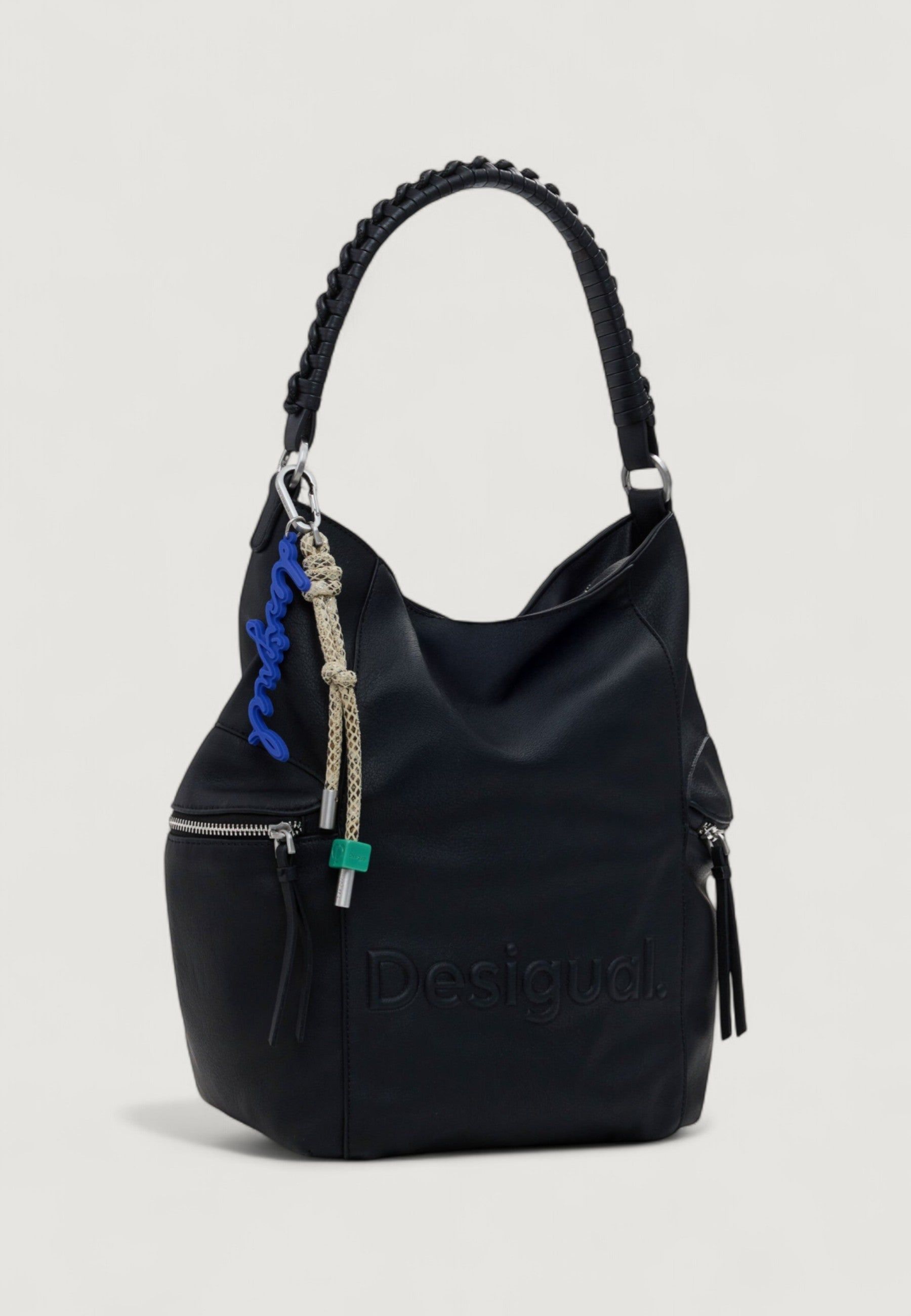 Borsa hobo Desigual nera con tracolla intrecciata, tasche con cerniera e ciondolo.