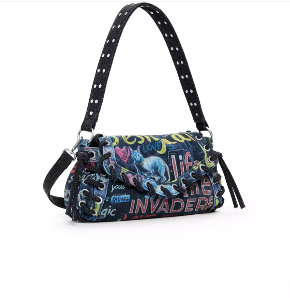 Borsa a mano in denim con motivo graffiti, tracolla e manico neri.