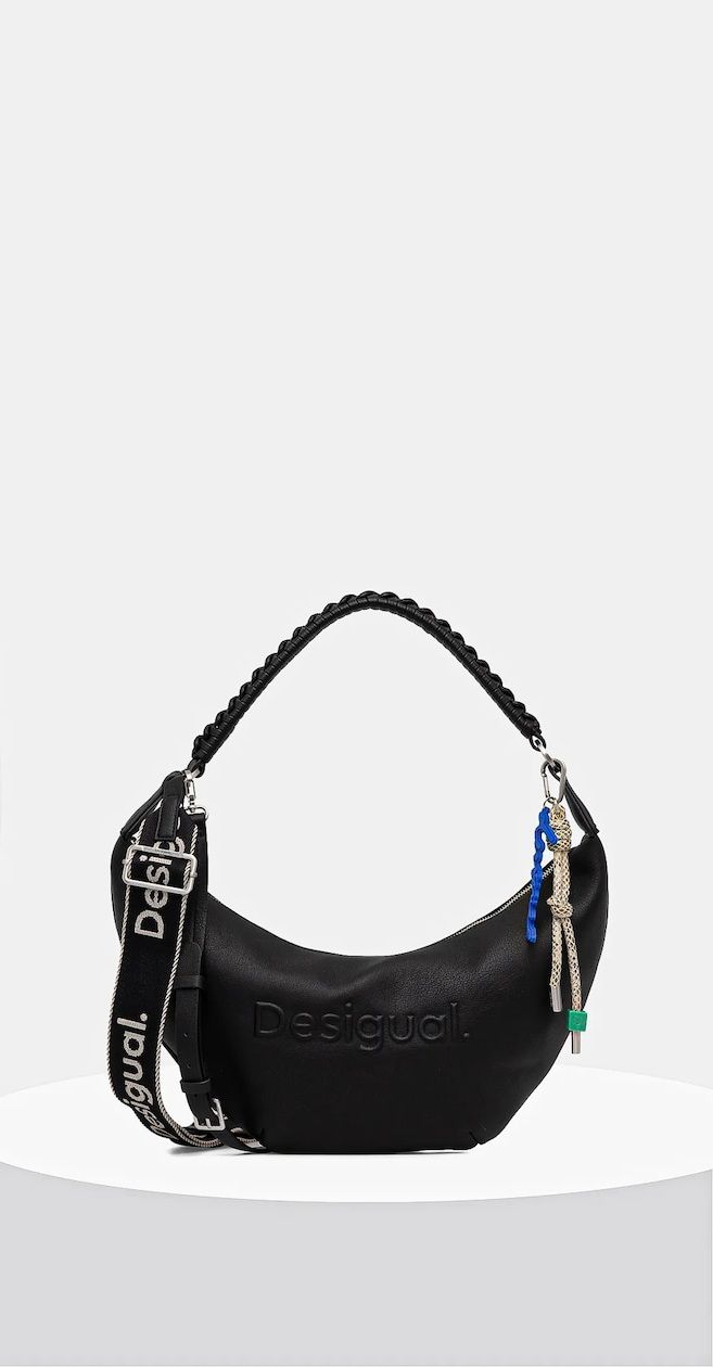 Borsa a mano nera a forma di mezzaluna con tracolla e ciondolo con marchio.