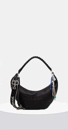 Borsa a mano nera a forma di mezzaluna con tracolla e ciondolo con marchio.