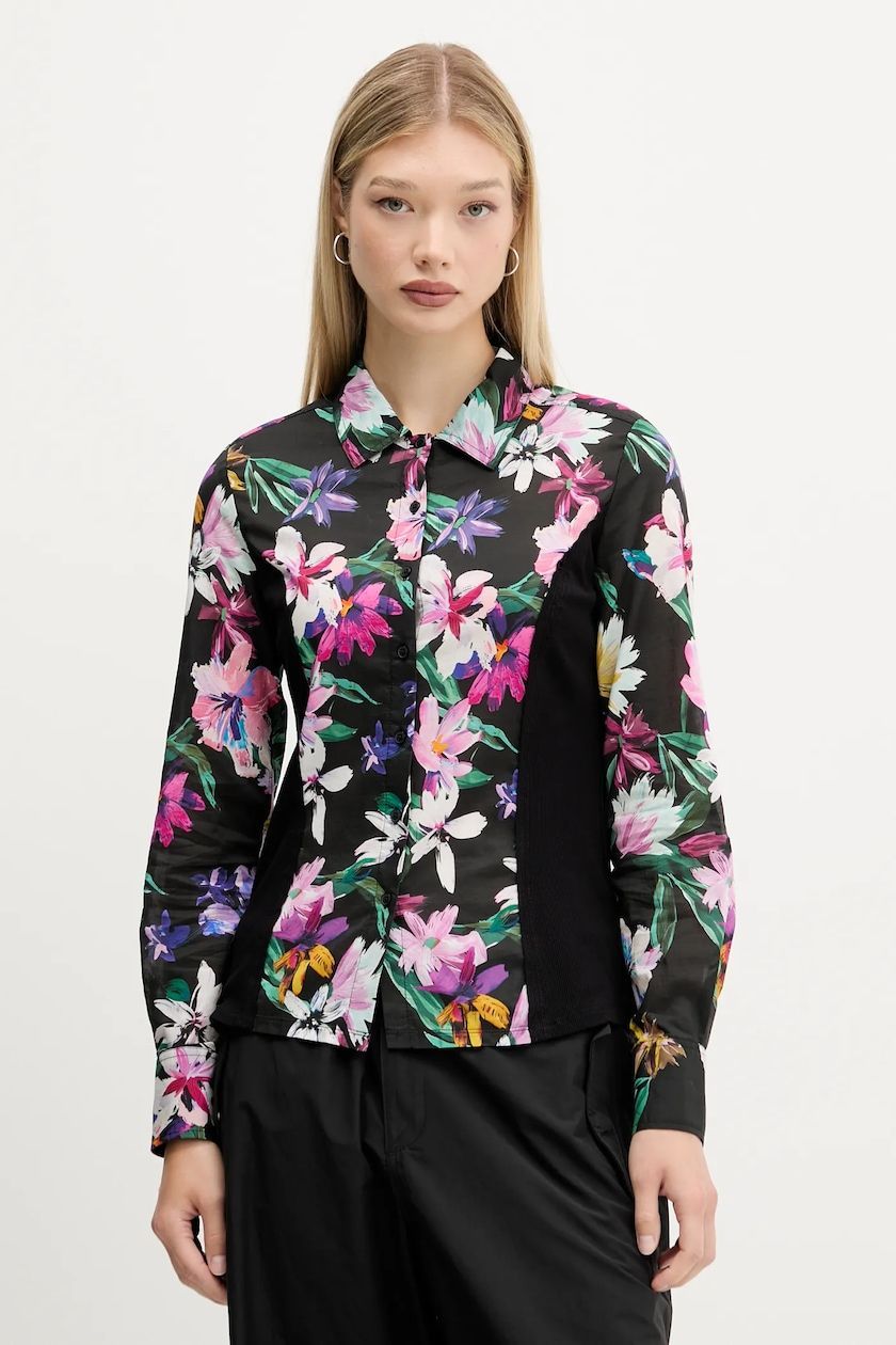Donna con camicia a stampa floreale con pannello nero.