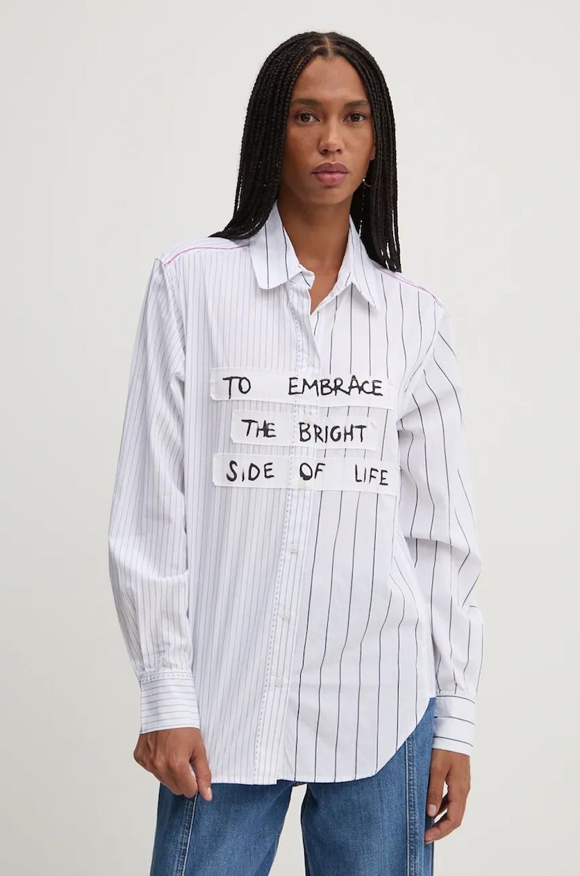 Donna con camicia a righe con la scritta 