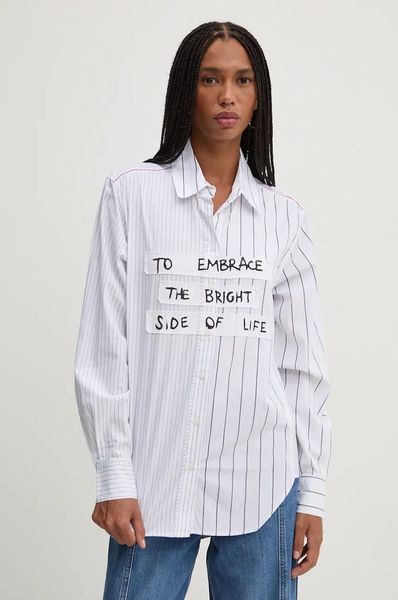Donna con camicia a righe con la scritta 