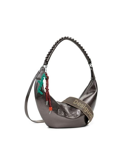 Borsa hobo Desigual grigio metallizzato con manico intrecciato, tracolla lunga e logo sulla tracolla. Include ciondoli.