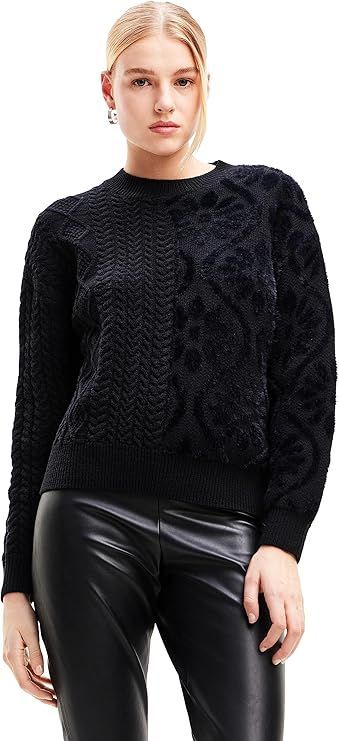 Donna con maglione nero e pantaloni di pelle nera.