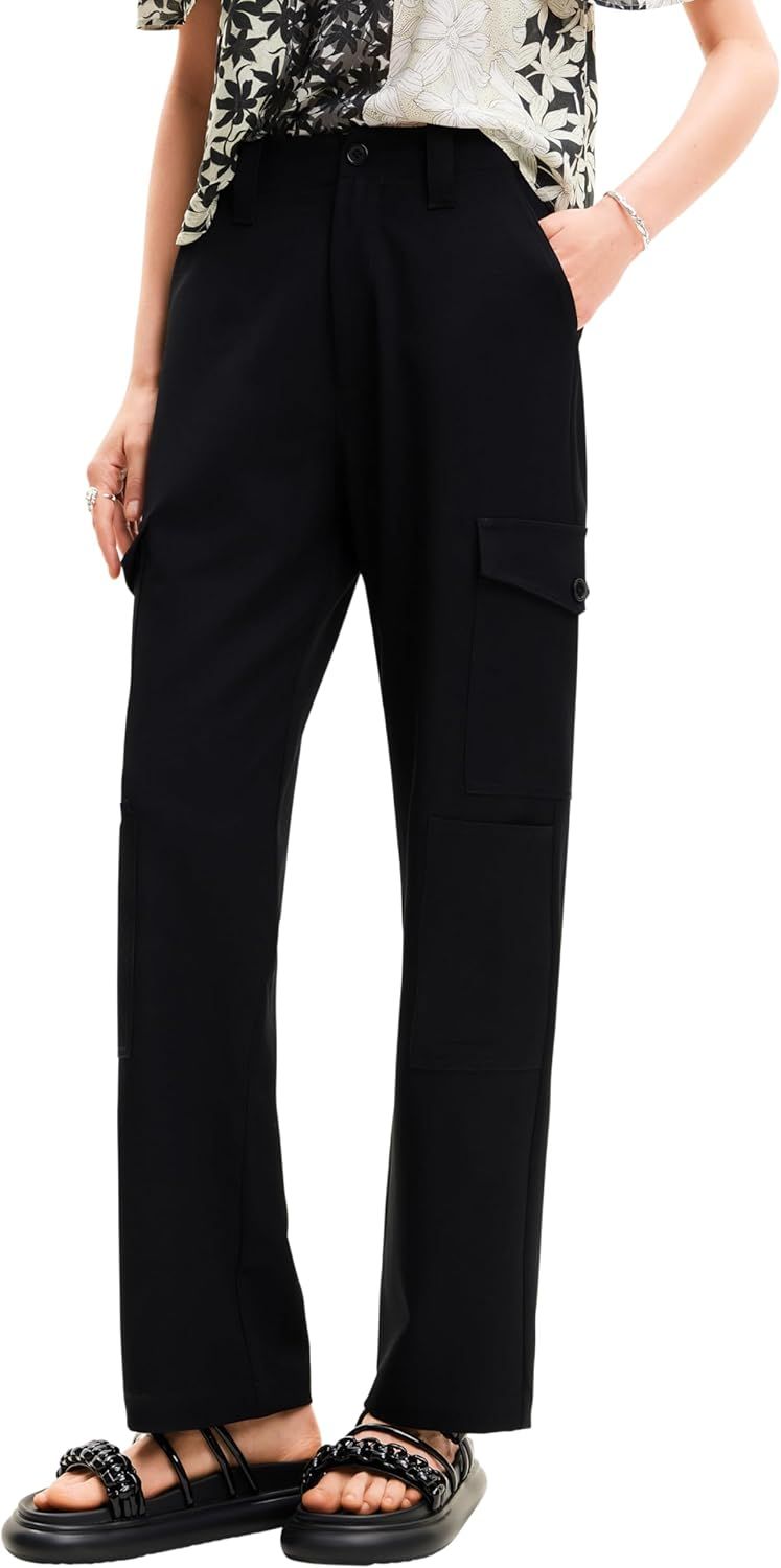 Persona che indossa pantaloni cargo neri e sandali. Indossa una maglietta a fiori e si trova all'esterno.